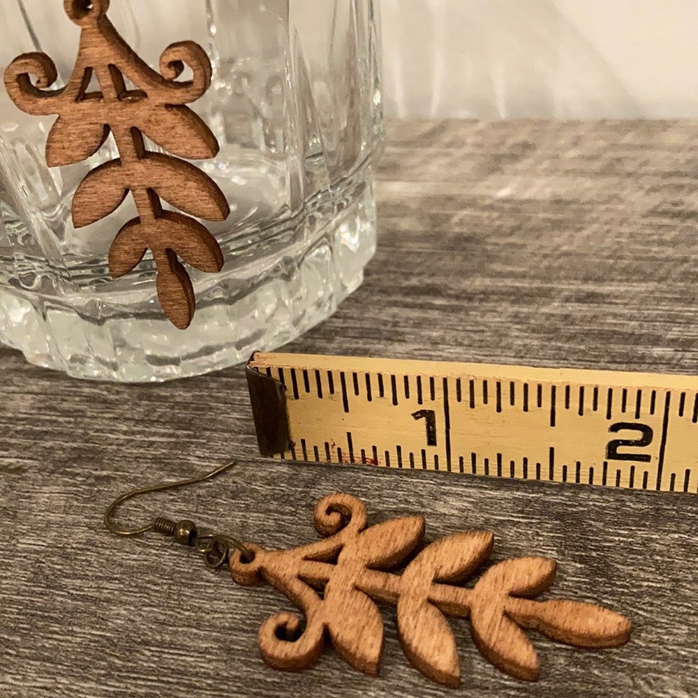 Handcrafted wood cut botanical dangle earrings - Picture 3 of 3